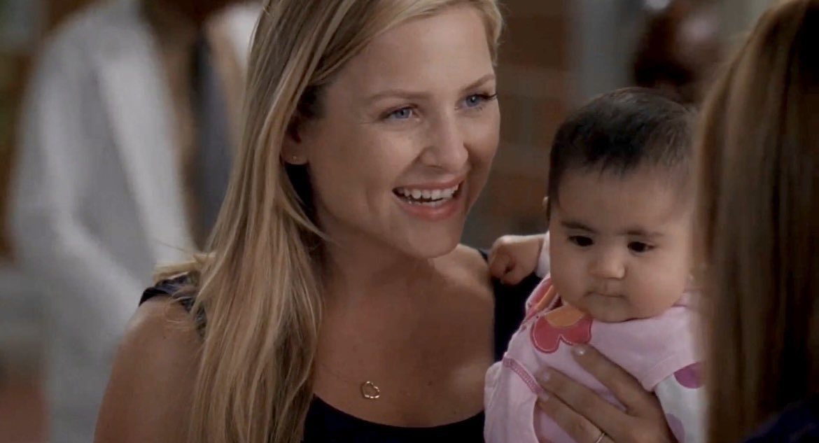 badpostarizona's tweet photo. welcome home, arizona robbins! 🎉 https://t.co/Ym9nWehzCc