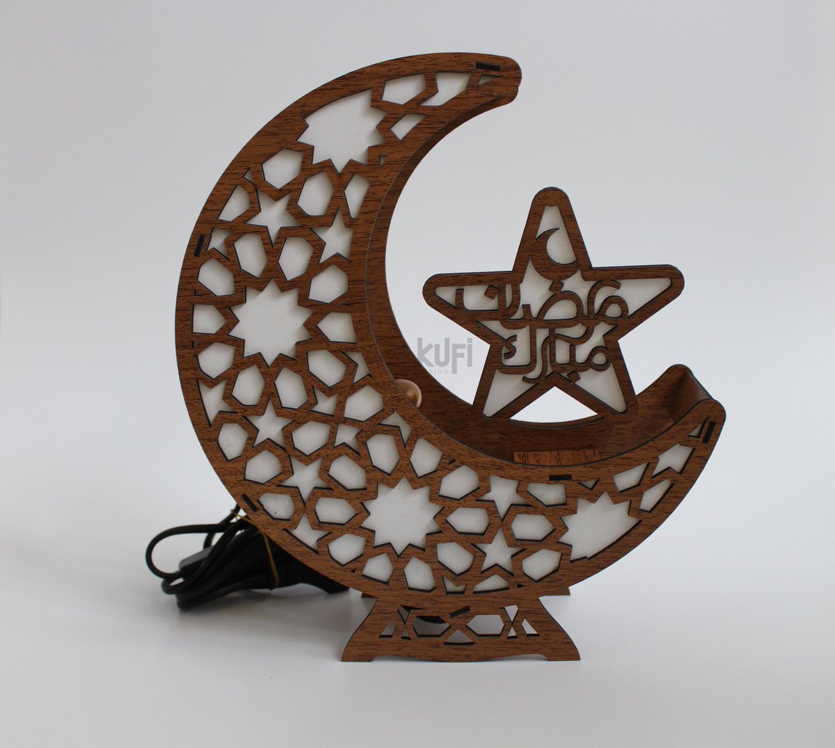 🌙 Ramazan ayı için özel tasarlanmış Ay şeklinde dekoratif masa lambası.

▪️Kaliteli mdf ahşap malzemelerden üretilmiştir.
▪️28×24 cm boyutlarındadır.
▪️Sarı ampul takılıdır. (E27 duylu tüm ampuller uyumludur.)

▫️İncele: kufidesign.com.tr/urun/ramazan-s…