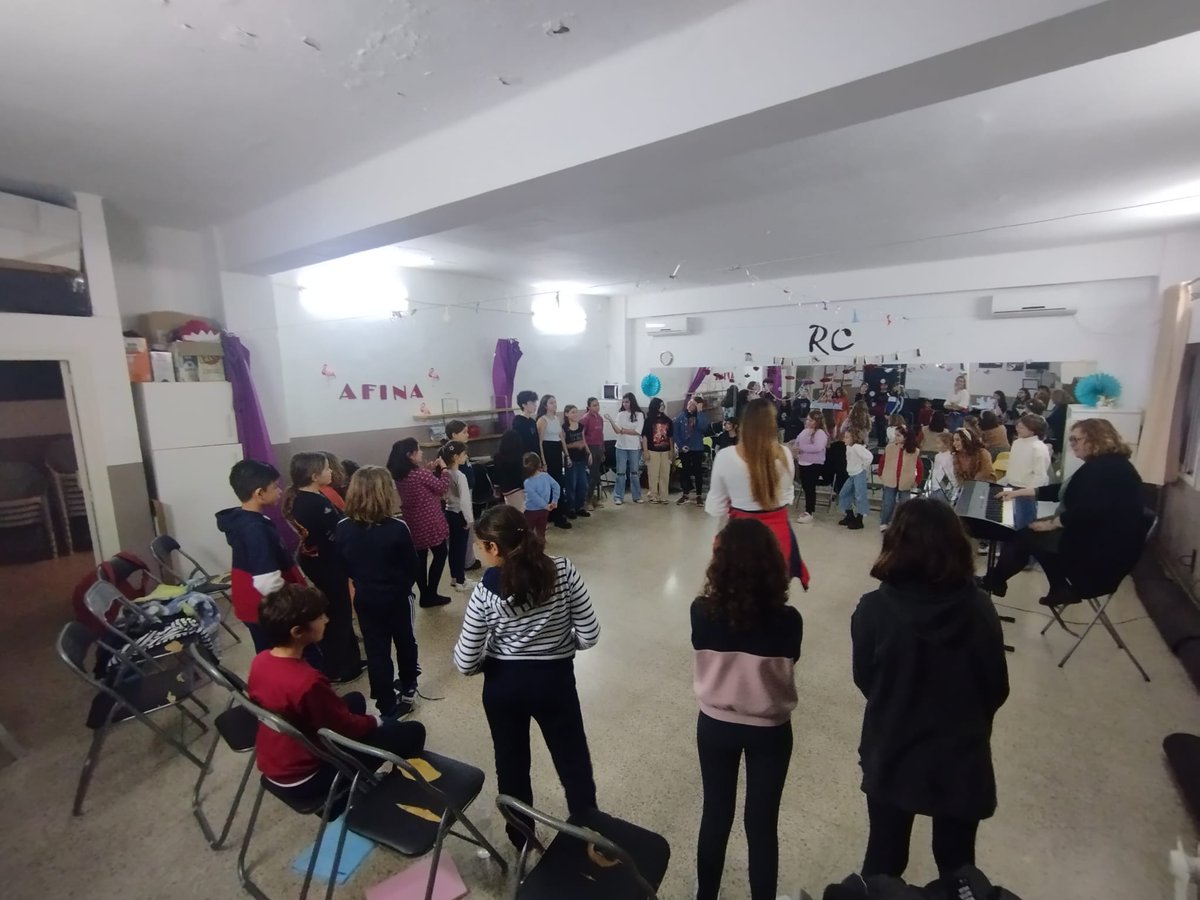 AsocMusicalRC's tweet photo. Nuestras clases de técnica vocal con nuestros niños, donde cada uno encuentra un espacio para crecer y desarrollarse. 
En la escolanía, los más pequeños aprenden la importancia de la respiración mientras disfrutan del canto como una experiencia relajante y divertida. https://t.co/8vHfjwcjV5
