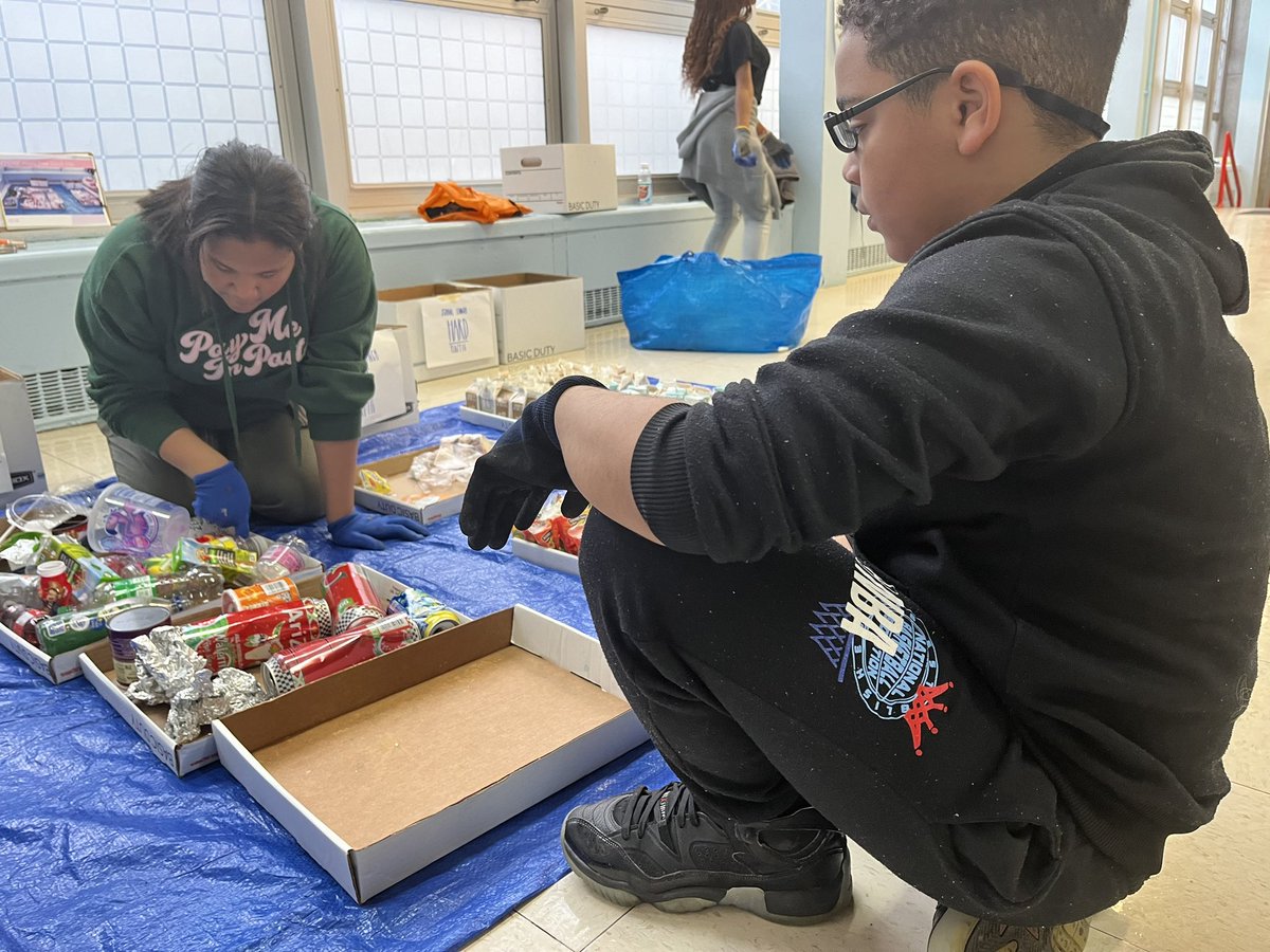 Reduce #PlasticWaste in your school cafeteria with a simple student-led #WasteAudit. NYC PS34M #5thgraders collected data to share w kitchen staff & accelerate change! Movies, lessons, & more: plasticfreelunch.org #plasticfreelunch  #breakfreefromplastic #youth4climate