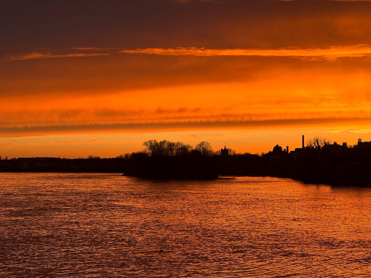 red sky at night @RiverThames @Tidal_Thames95 @ThamesPathNT @ruths_gallery @Thames21 @ThamesPics @ThamesBaths