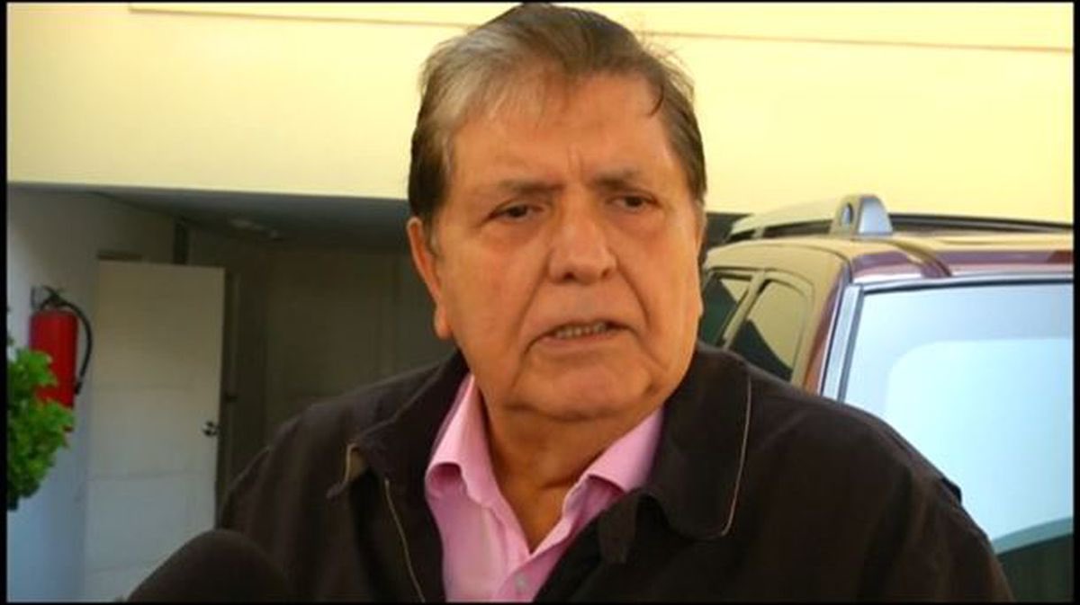 videitomanda's tweet photo. Alan García @AlanGarciaPeru debe ser el único personaje que lo empujan a matarse y deja una carta de despedida con más de 1 mes de anticipación.

Ya sabía que se iba preso por delincuente y tenía la decisión tomada. https://t.co/xZE5cjxQzN