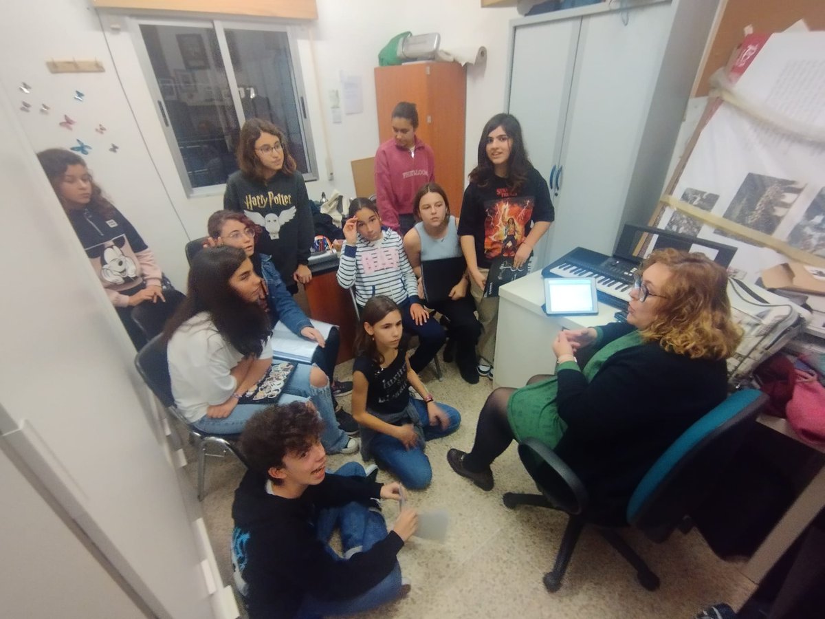 AsocMusicalRC's tweet photo. Nuestros prejuveniles, es crucial brindarles atención especial durante este periodo de cambios. Trabajamos en desarrollar una técnica vocal sólida y una voz sana, preparándolos para integrarse al coro adulto con confianza.
También es importante trabajar el crecimiento emocional. https://t.co/kL7oBpithW