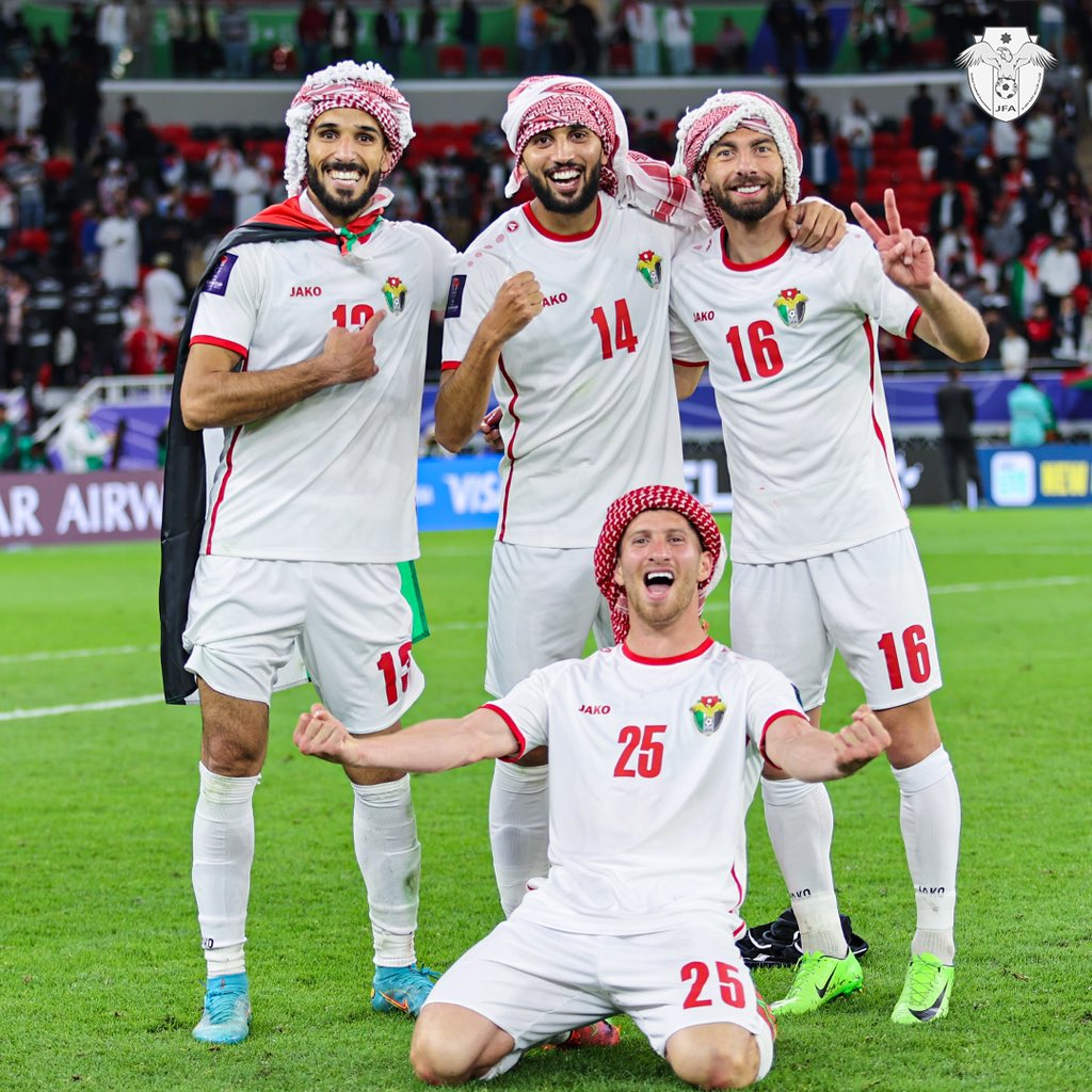 RnOMaFeMnO's tweet photo. الحمدللّٰه لعبنا بشرف #النشامى يعطيكم العافية

إنتوا الفايزين بشرف ونزاهة شكراً رفعتوا راس الأردن 🇯🇴❤️
النتيجة الفعلية 1-0 للمنتخب الأردني النزيه
المنتخب القطري فازوا بتحكيم غير عادل بضربات جزاء وقرارات غير صحيحة من الحكم الصيني 
#الاردن_قطر https://t.co/55133ewr9g