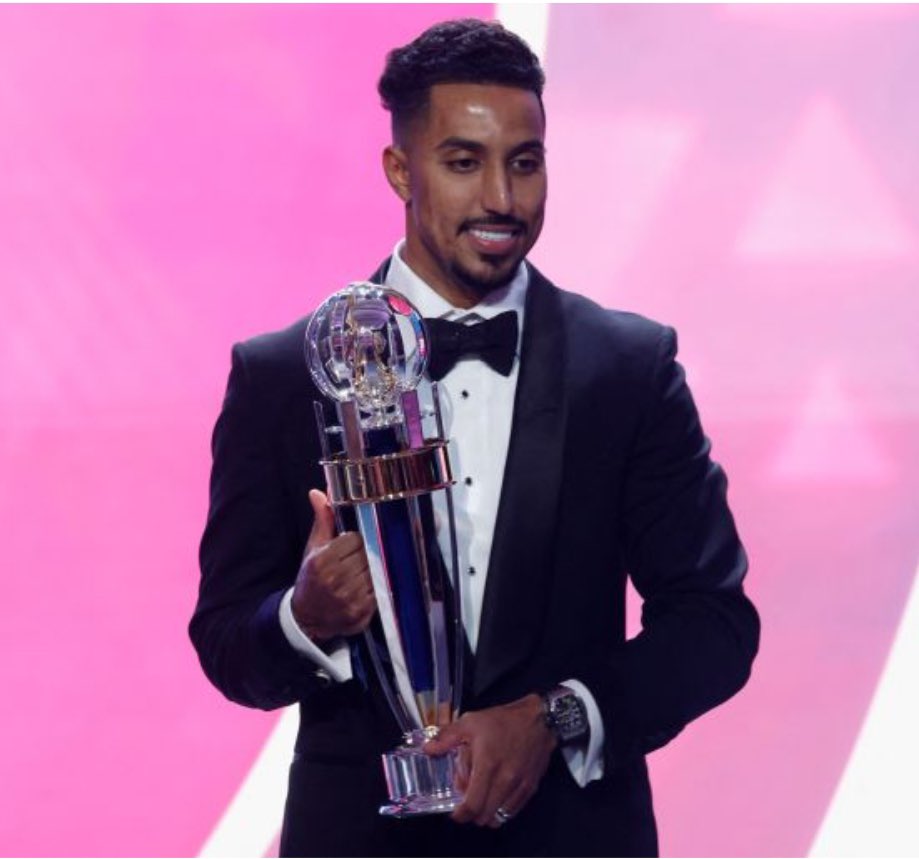 اكرم عفيف لاعب فنان يشيل المنتخب على أكتافه إمكانيات روح سرعه تهديف مرجلة 
ويجيك واحد كابس الطاقية لين أذنه يقول سالم أفضل لاعب اسيوي 

نهاية السنة الجائزة يعطونها لاعب اهم شي يكون فالهلال خربين الشمراني ياسر سالم ولا واحد كان يستحقها 
#قطر_الاردن