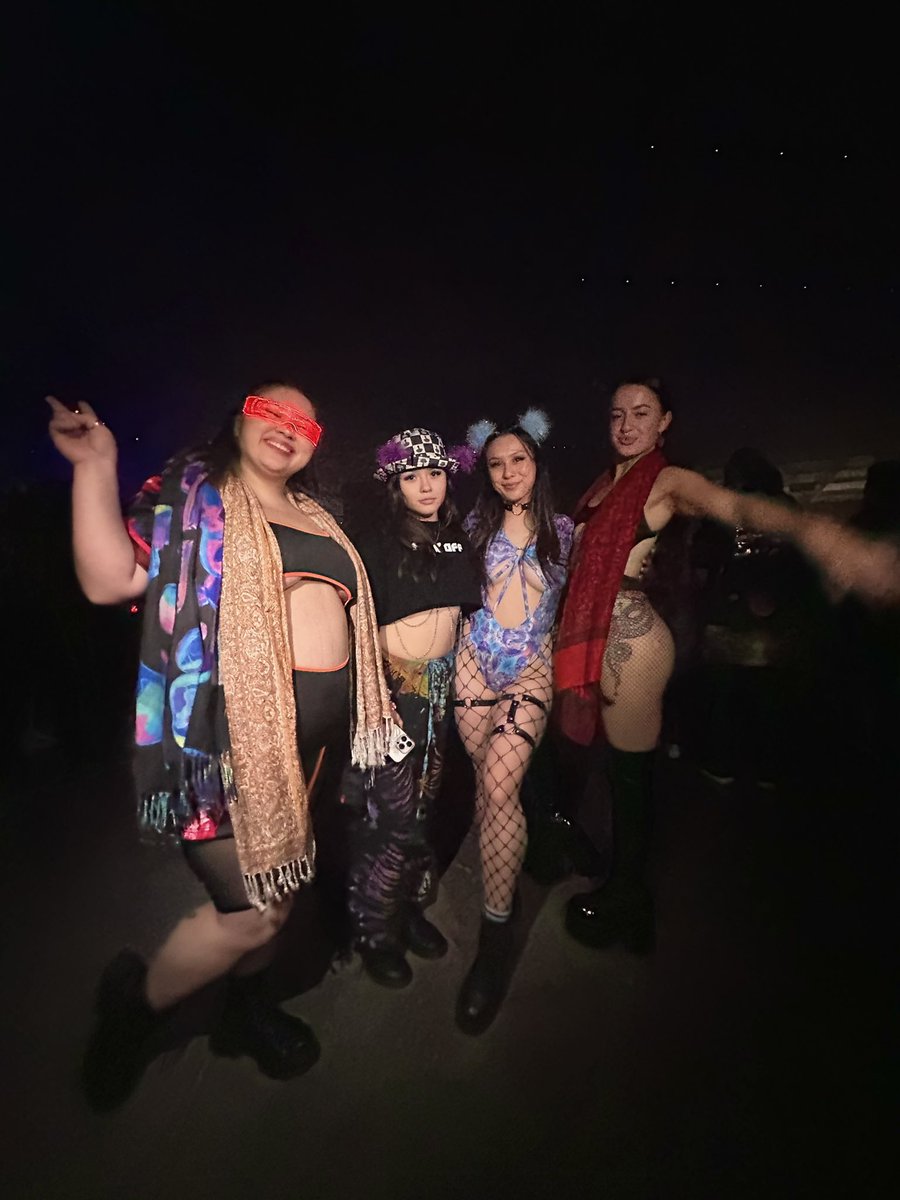 lill_kayy's tweet photo. me &amp; the homies go hard

missing Tdome ☹️⚡️ https://t.co/IgoH4nD9XB