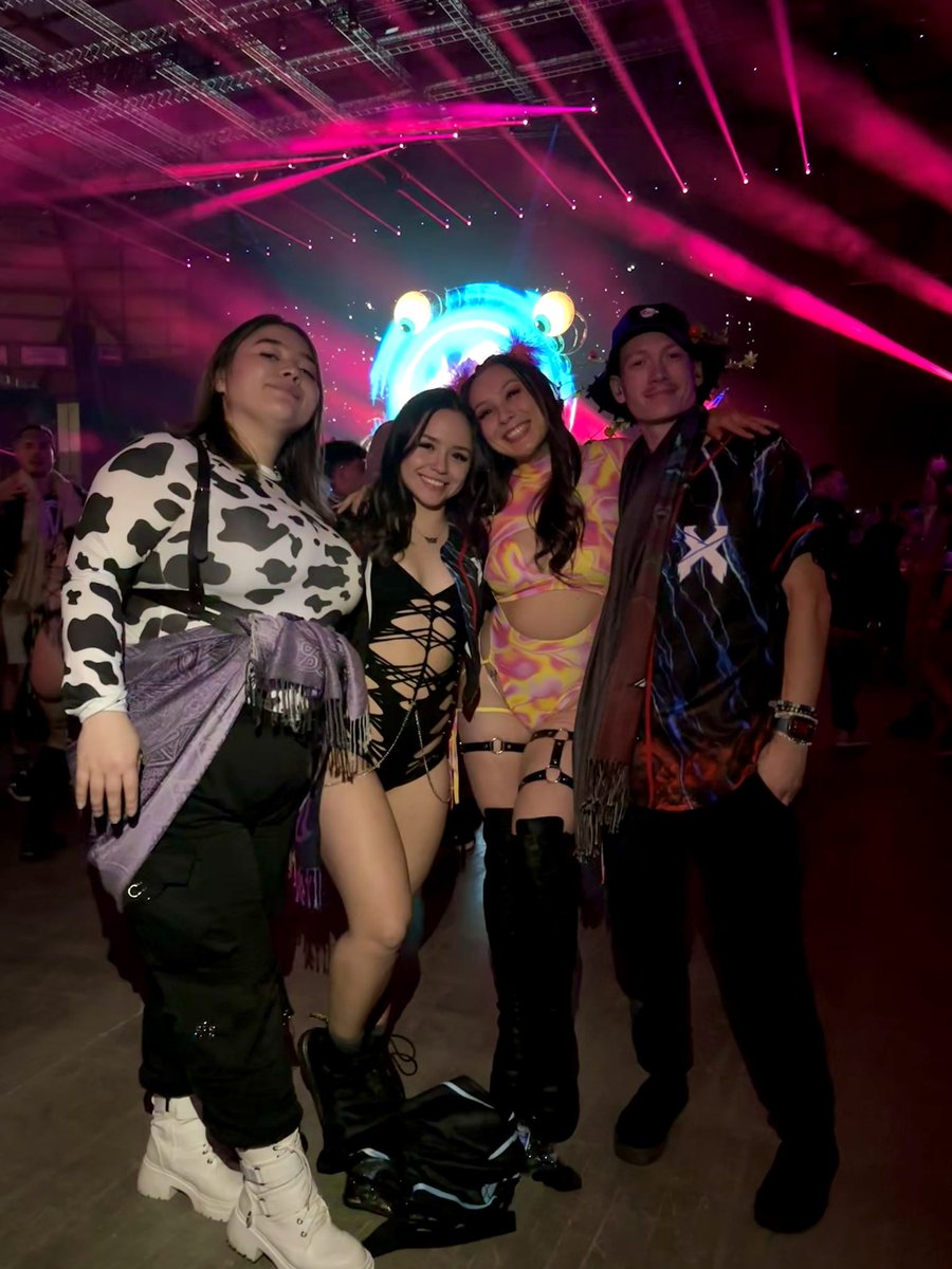 lill_kayy's tweet photo. me &amp; the homies go hard

missing Tdome ☹️⚡️ https://t.co/IgoH4nD9XB