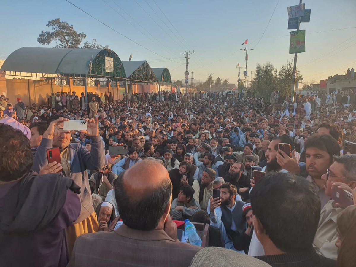 NaraazRahmat's tweet photo. عوامی نیشنل پارٹی صوبایی صدر قدرمن مشر اصغرخان اچگزیی اج ڈپٹی کمشنر افس کے سامنے RO اور DRO کے خلاف احتجاجی دھرنے سے خطاب کررھے ھیں https://t.co/dRxzPslUUP