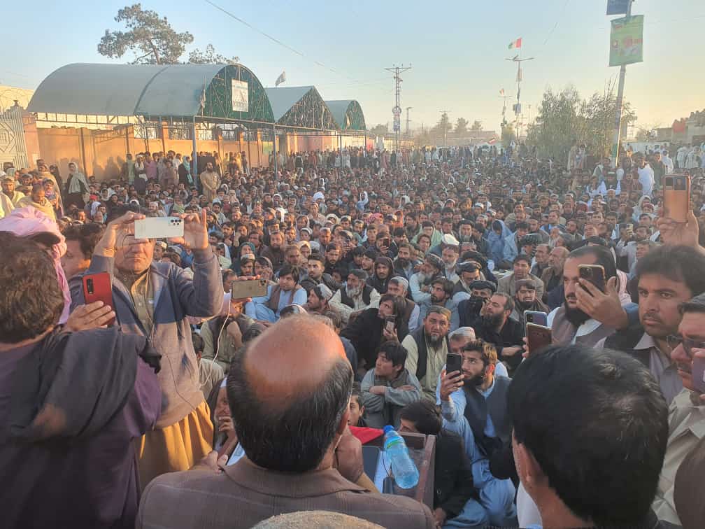 NaraazRahmat's tweet photo. عوامی نیشنل پارٹی صوبایی صدر قدرمن مشر اصغرخان اچگزیی اج ڈپٹی کمشنر افس کے سامنے RO اور DRO کے خلاف احتجاجی دھرنے سے خطاب کررھے ھیں https://t.co/dRxzPslUUP