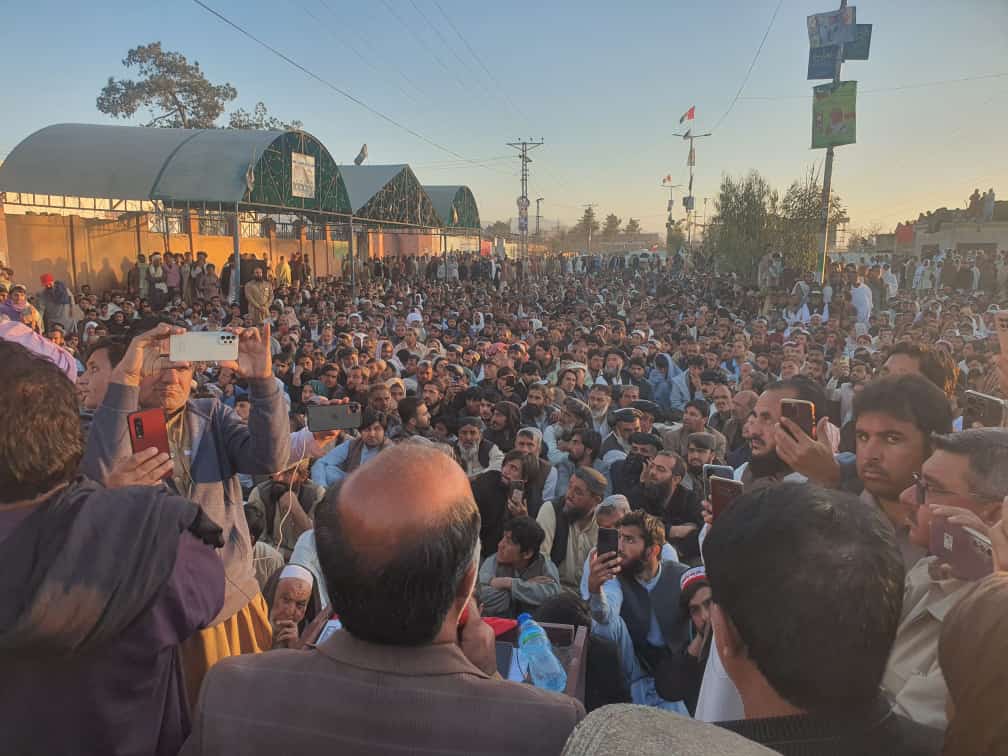 NaraazRahmat's tweet photo. عوامی نیشنل پارٹی صوبایی صدر قدرمن مشر اصغرخان اچگزیی اج ڈپٹی کمشنر افس کے سامنے RO اور DRO کے خلاف احتجاجی دھرنے سے خطاب کررھے ھیں https://t.co/dRxzPslUUP