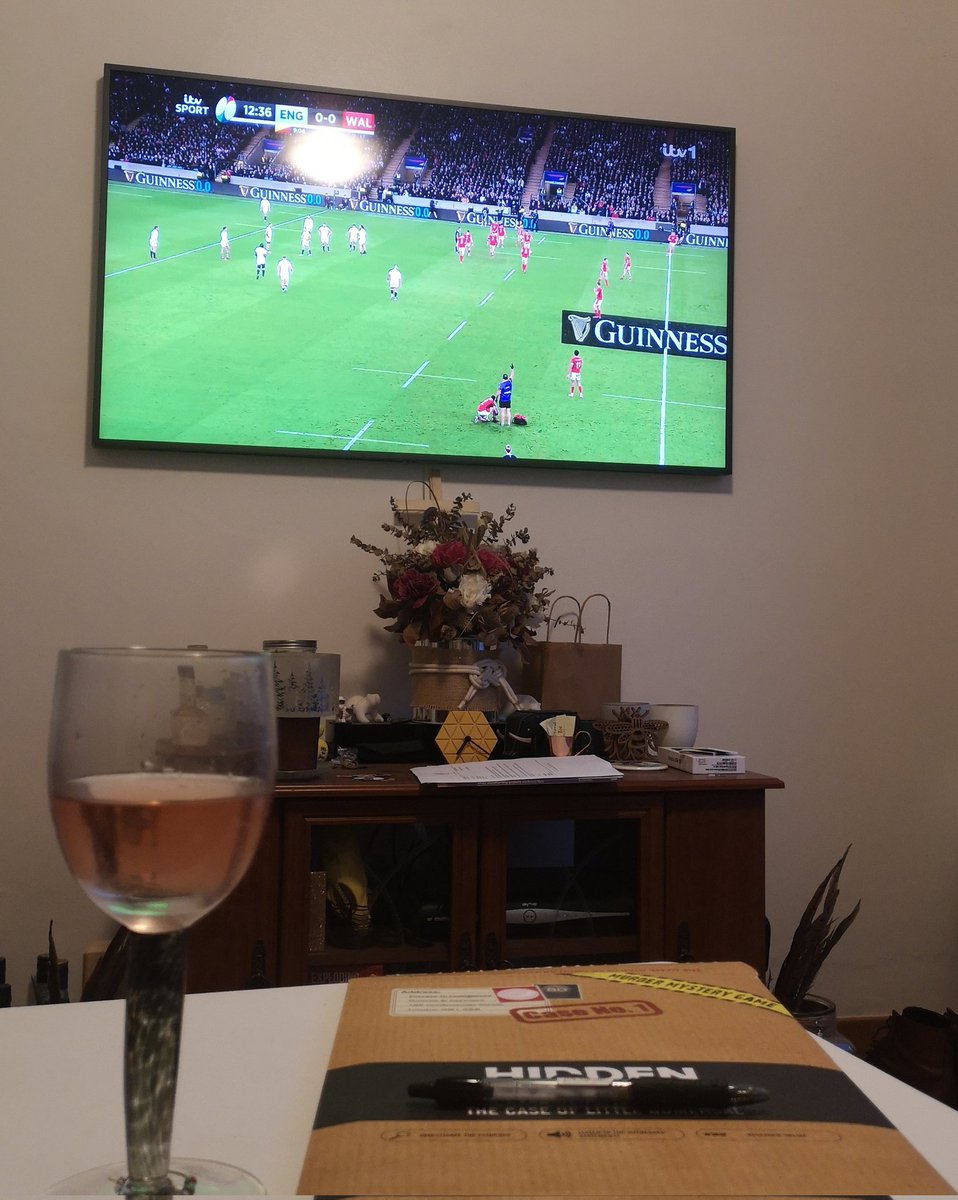 Definitely an opposite ends of the sofa game so far 🤣 #WALvENG #6Nations #Cymruambyth 🏴󠁧󠁢󠁷󠁬󠁳󠁿🏉🏴󠁧󠁢󠁥󠁮󠁧󠁿