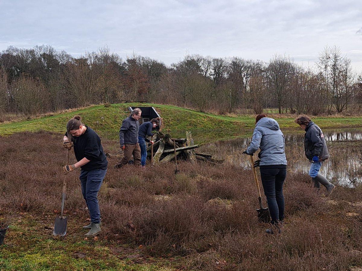 PvdD Doetinchem stak de handen uit de mouwen voor Meer Bomen Nu in Hengelo Gld. Geoogste boompjes vonden direct een nieuwe bestemming 👍. Een mooie dag. #PvdD ⁦<a href="/MeerbomenN/">MeerBomenNu</a>⁩ #biodiversiteit #duurzaam #natuur #keerhettij