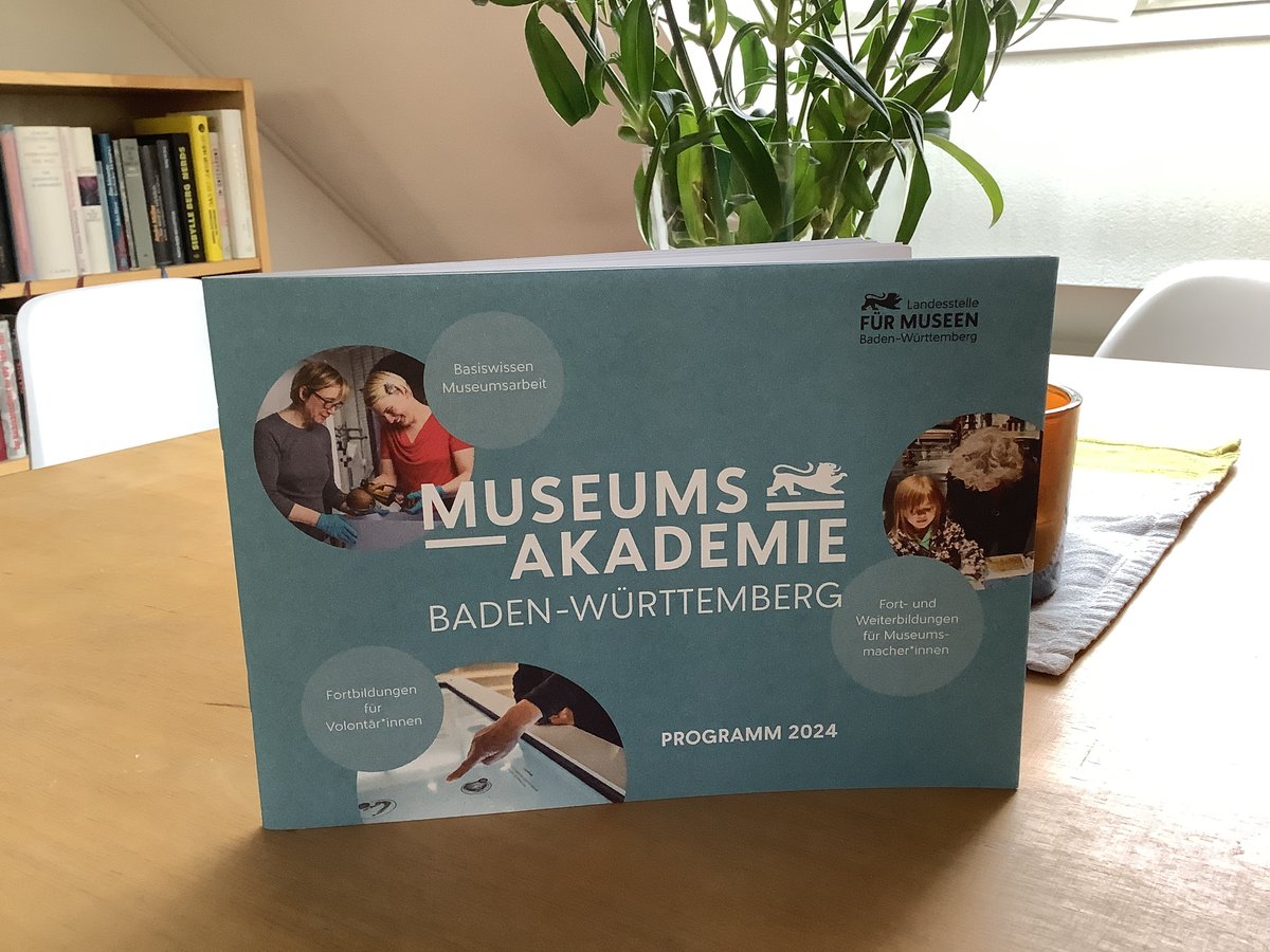 Oh, schön! Heute kam das Programm der #Museumsakademie Baden-Württemberg. Viele wichtige Themen wie #Digitalisierung oder #Nachhaltigkeit, welche für Museumsmacher:innen angeboten werden. 👉Schaut rein: landesstelle.de/museumsakademi… 
Mit hochkarätigen Dozent:innen, u. a. @museumsbund