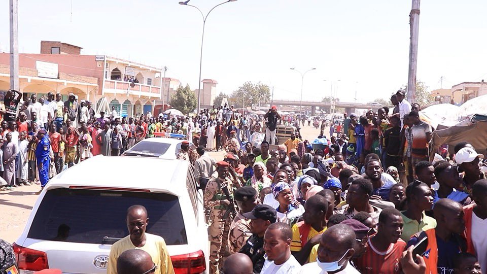 alwihdainfo's tweet photo. En images : le premier ministre Succes Masra visite le marché de Dembé pour vérifier la mise en œuvre des réductions sur les denrées alimentaires. #Tchad https://t.co/A0PHr18bB7