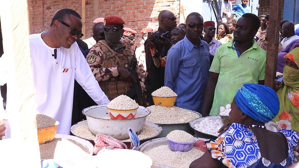 alwihdainfo's tweet photo. En images : le premier ministre Succes Masra visite le marché de Dembé pour vérifier la mise en œuvre des réductions sur les denrées alimentaires. #Tchad https://t.co/A0PHr18bB7
