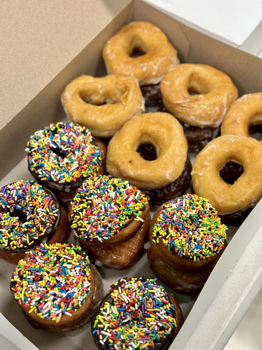 UABearsBaseball's tweet photo. Thank you @BuckeyeDonutsSo for the donuts this morning!
#FEA | #SubSale 🥖⚾️ https://t.co/0qIoRu2q67