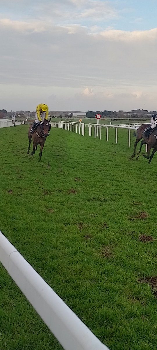 What A  Race !!!
Billaway ran a remarkable race denied the Five In a Row in the @quinnbet Hunters Chase by a head by the jolly  
It's On The Line  
@DerekOConnor82 for  Emmet Mullins. The sponsors got value for money today.  @quinnbet 
#Naas
#NaasRC