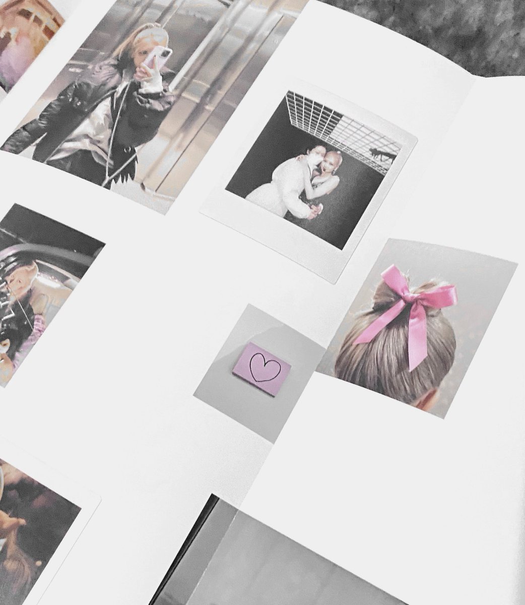 rosietonic's tweet photo. Dinámica -R- 🦢 

Por cada comentario que dejen usando los tags por Rosé, yo les respondo con una página random de mi photobook limitado de -R- 

HAPPY ROSÉ DAY 
#GlobalStarROSÉDay
#장미빛_로제의_생일을_축하해 https://t.co/R1KTo7RLfY