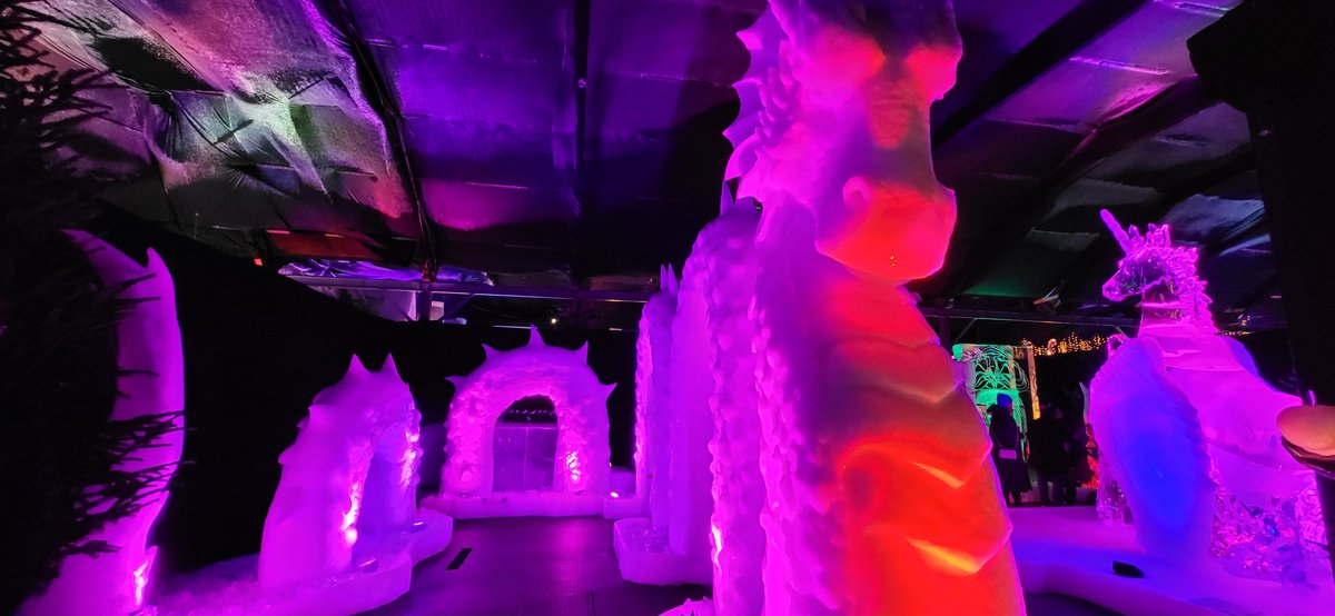 Teuntje71's tweet photo. Voeten als ijsklompjes maar wel prachtige sculpturen gezien bij het @IJsbeelden festival Zwolle #mythandlegends https://t.co/BVvOb1ra70