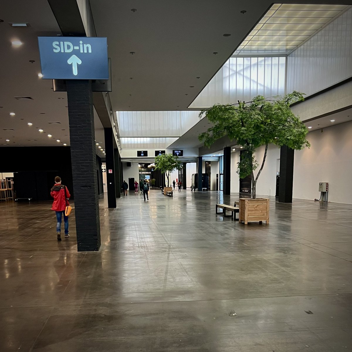 SvenPoppe's tweet photo. Druk dagje in @kortrijkxpo tijdens de #SIDIn van @onderwijs_Vl. 

Fijne gesprekken met veel geïnteresseerde jongeren &amp; hun ouders. Onze scholen, vier componenten &amp; @BeCybercom spreken heel wat enthousiastelingen aan. 🤩

Shout-out trouwens naar de jonge militairen op de stand. 👏 https://t.co/PrgLhYTpR7