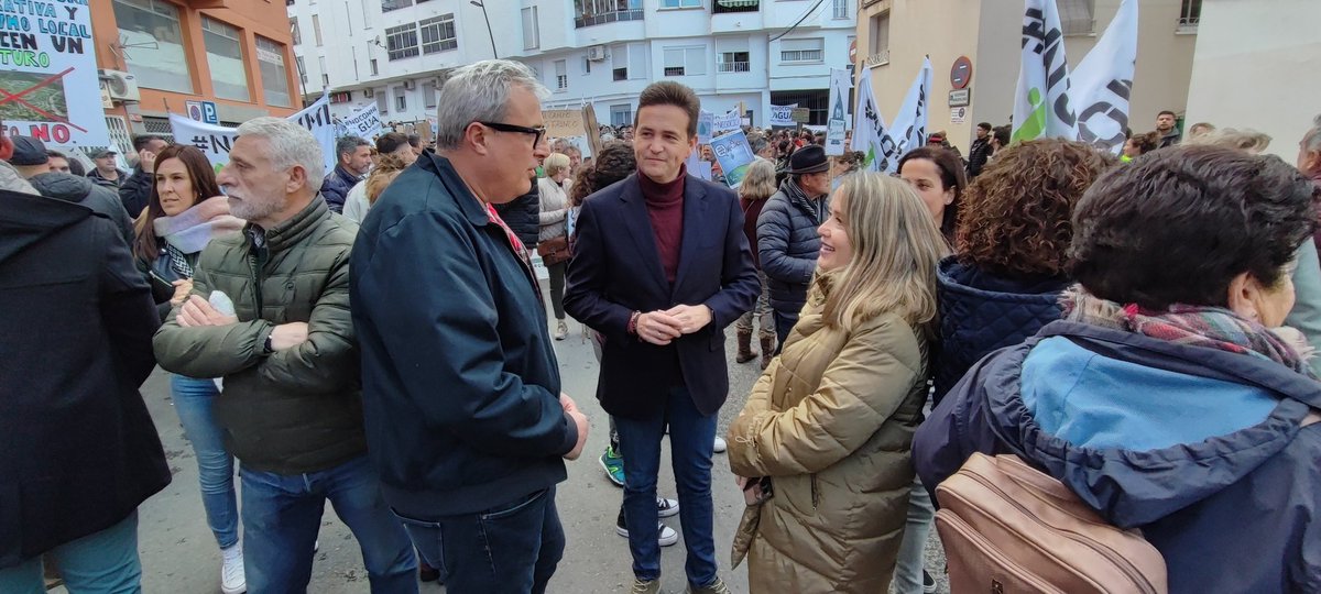 PSOEmalaga's tweet photo. 💧El sec. gral. del PSOE de Coín @Sajarome junto a la parlamentaria andaluza @MurilloAlicia y el diputado provincial @ANavarroJimenez han acudido a la manifestación para defender el Paraje Natural de #Matagallar en Coín y su acuífero, organizado por la mesa del agua
#NoConMiAgua https://t.co/rcB46OHCga