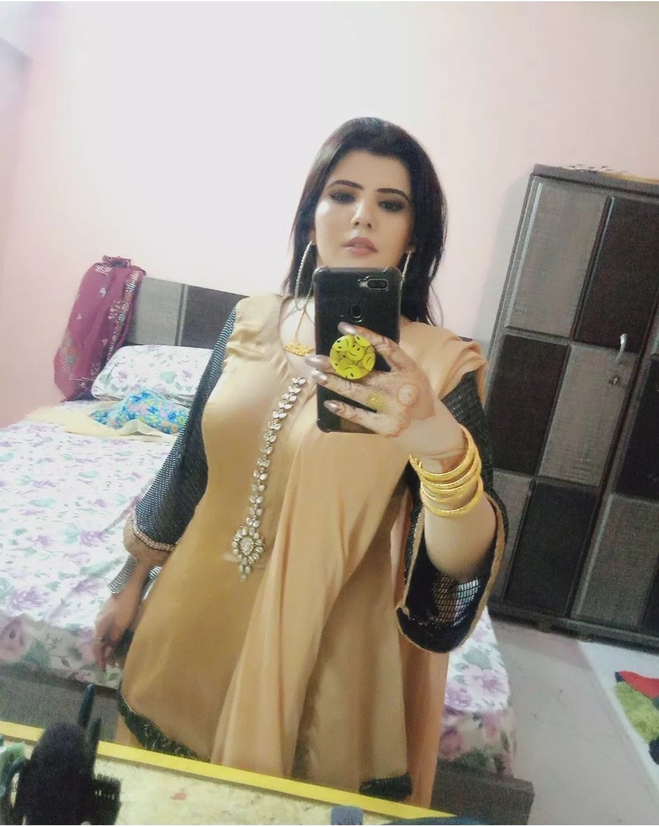 Sidrabutt99's tweet photo. فرینڈز کیسی لگ رہی ھوں میں https://t.co/JG2Rsywmq5