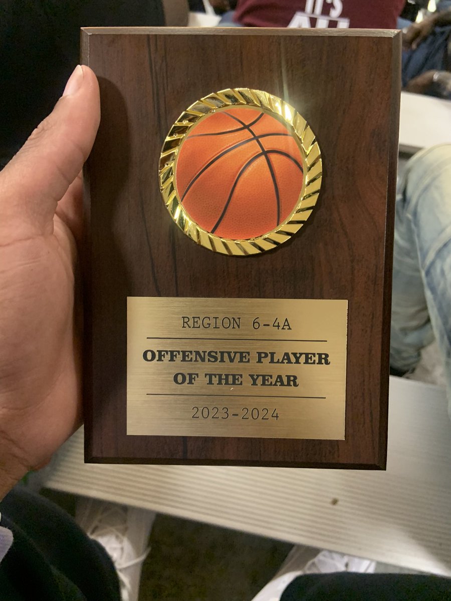 Darrin1Davidson's tweet photo. Honored to receive offensive player of the year in my region in 4A against the teams Raymond, Lanier, McComb, and Wingfield. More work to be done ! Excited for what’s to come my Senior year! Until then ✌🏽 https://t.co/GKhBPEIHfV