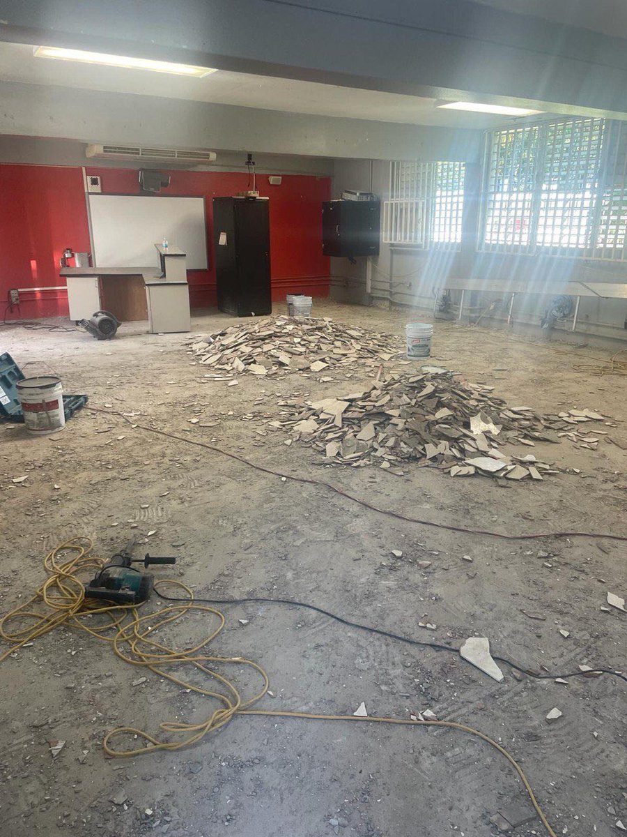 EDUCACIONPR's tweet photo. Los trabajos de construcción en los planteles escolares a través de todo Puerto Rico continúan. 👷🏻

Escuela: Rafael Rexach de Río Grande 

Trabajos: instalación de lozas en cerámica en los salones de tecnología https://t.co/I2EgwnvbTK