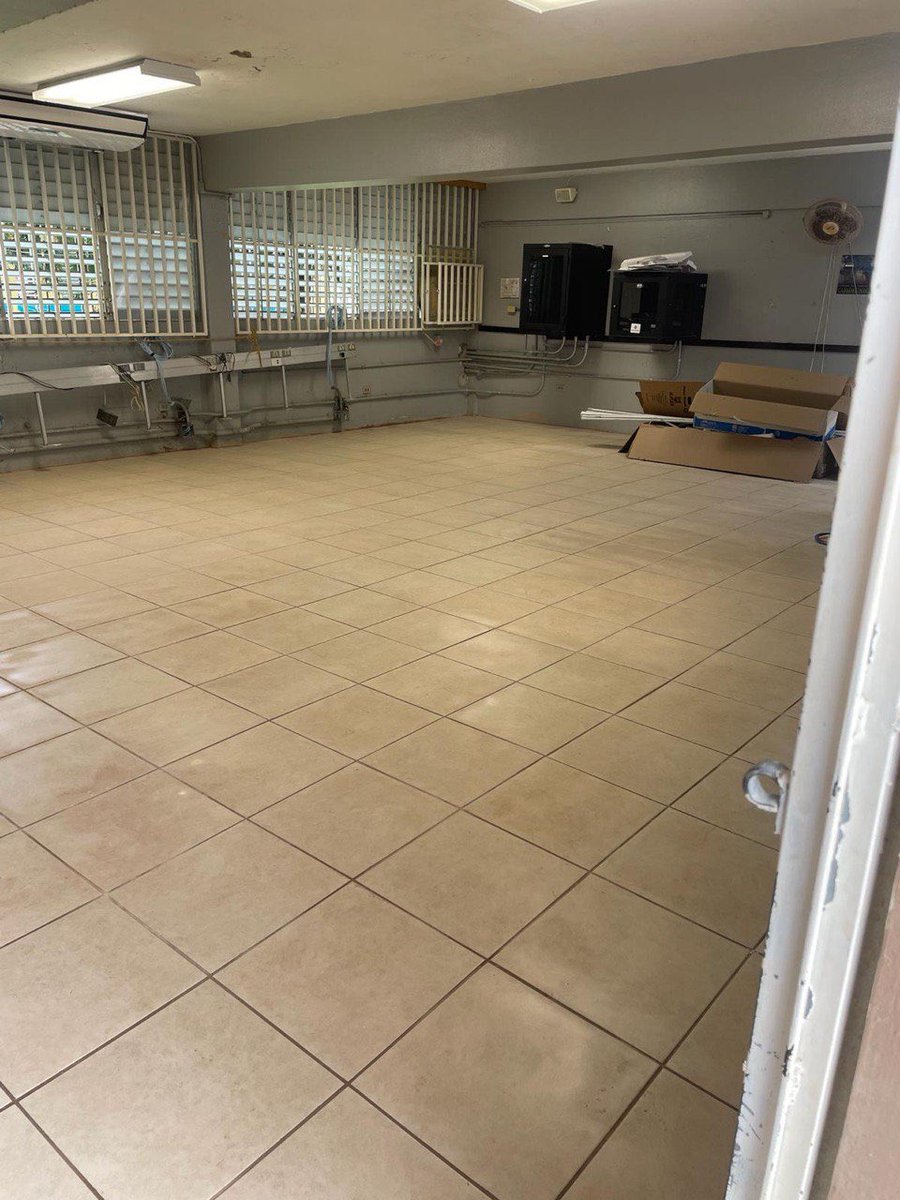 EDUCACIONPR's tweet photo. Los trabajos de construcción en los planteles escolares a través de todo Puerto Rico continúan. 👷🏻

Escuela: Rafael Rexach de Río Grande 

Trabajos: instalación de lozas en cerámica en los salones de tecnología https://t.co/I2EgwnvbTK