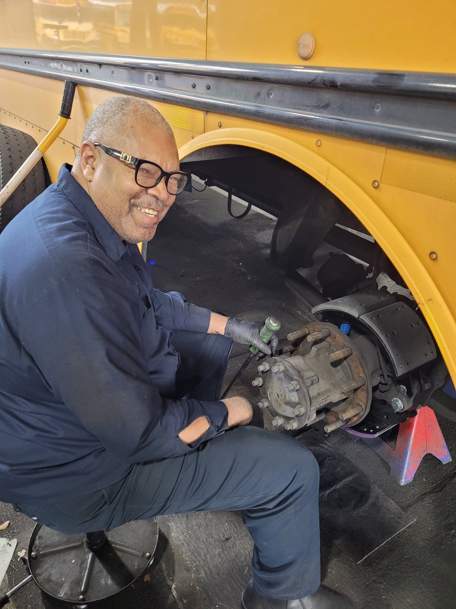 @APSTransport 🫵🏾 salutes 🫡 Mechanic Bell Vinson working hard on Saturday to keep students safe.