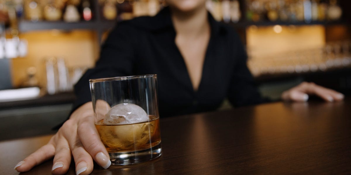 I'm a bartender and can spot red flags while you're on your date. Here are 5 things to keep an eye out for. dlvr.it/T2ZLmZ