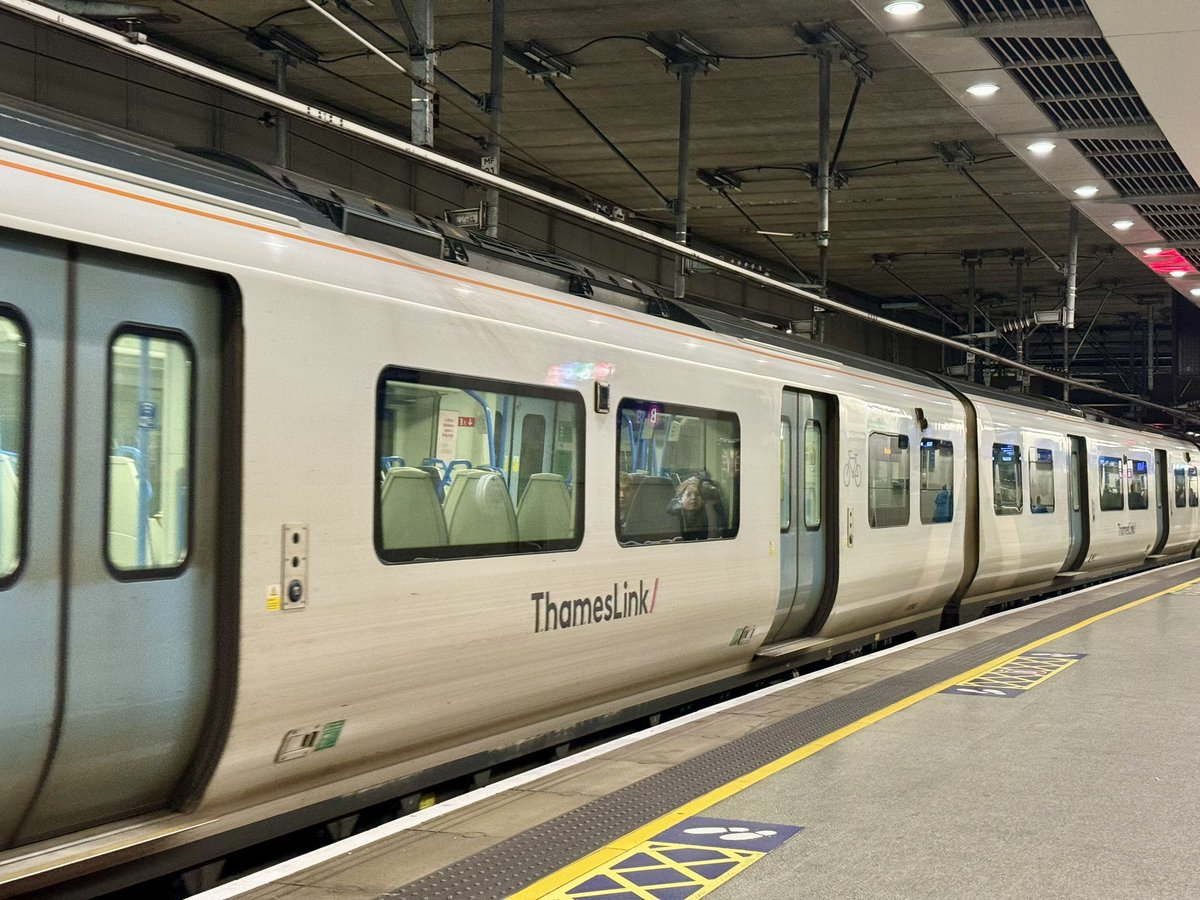 PettittEmily's tweet photo. Always find the headways down in the Thameslink core super impressive. You can almost see your train leave and the one behind arrive before you even leave the platform. 💨 https://t.co/lnVcINPP3A