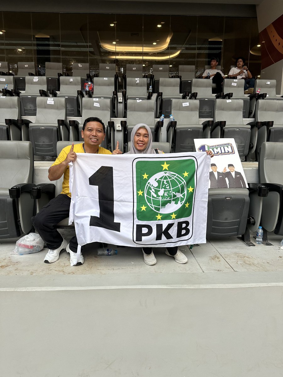 Bangga dan haru sekali, kami berdua bisa menjadi bagian dari sejarah perubahan Indonesia bersama dg jutaan warga yg lain… makin percaya bahwa semua hal ketika diawali dg niat baik, Insya Allah akan menemukan jalan kebaikannya yg lain… JIS menjadi saksi sejarah bahwa tapak kami