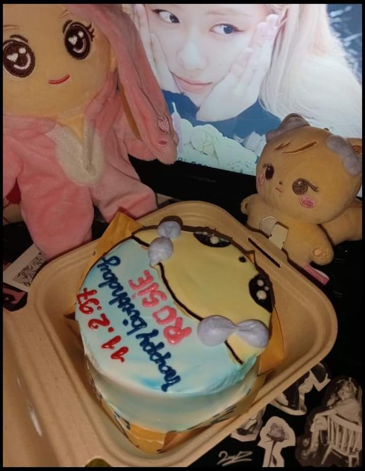 Vitvangblink's tweet photo. This is the 4th time I've celebrated Rosie's birthday and I feel more in love with her than ever. I will always love her the way she loves her fans 

HAPPY ROSÉ DAY 
#GlobalStarROSÉDay
#장미빛_로제의_생일을_축하해 https://t.co/bN5rpvKdfx