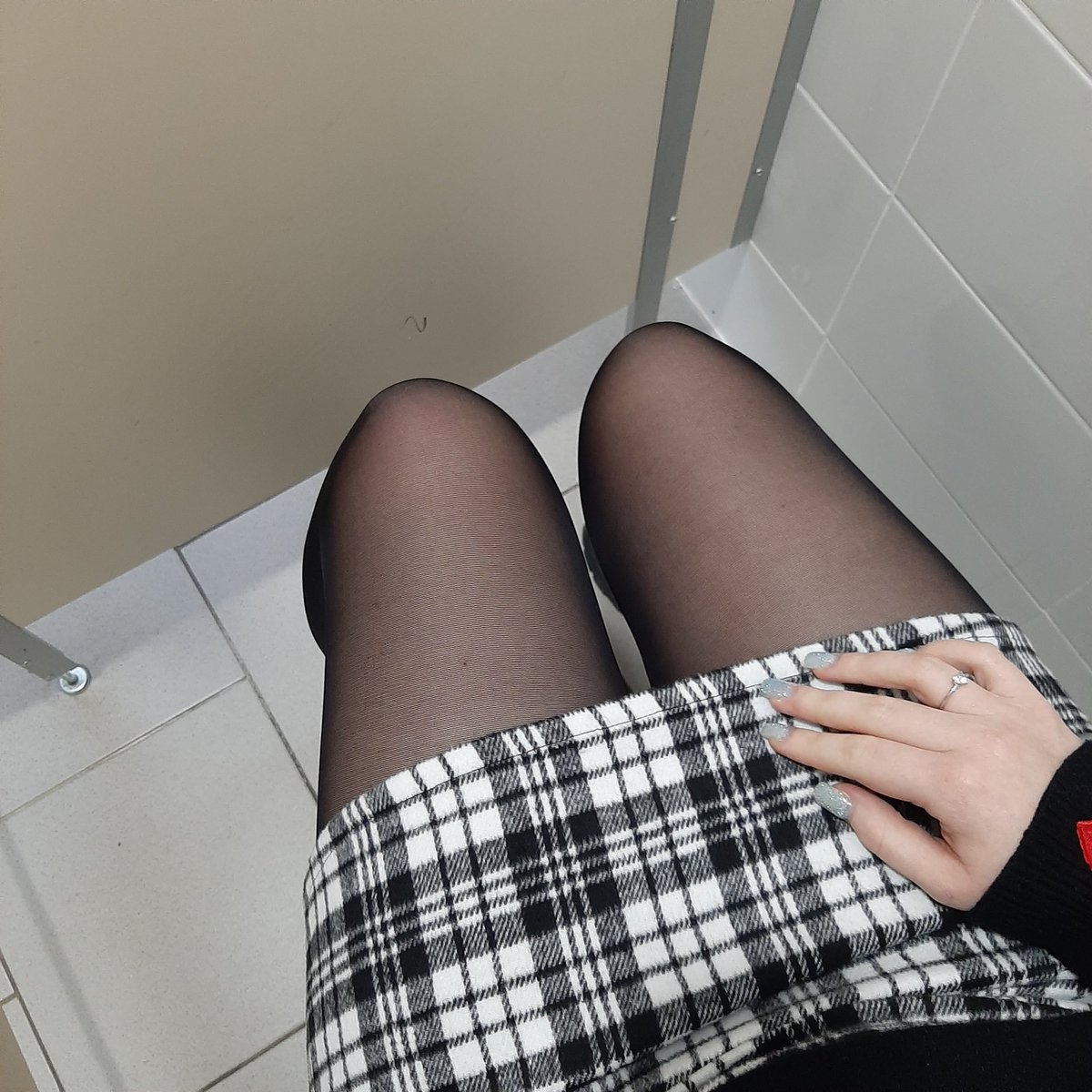 cubsloops's tweet photo. Этот вайб посиделок в школьном туалете.. Да, это единственное место, где я могу спрятаться от своих учеников. И мне не стыдно https://t.co/GzqWEFZrgy