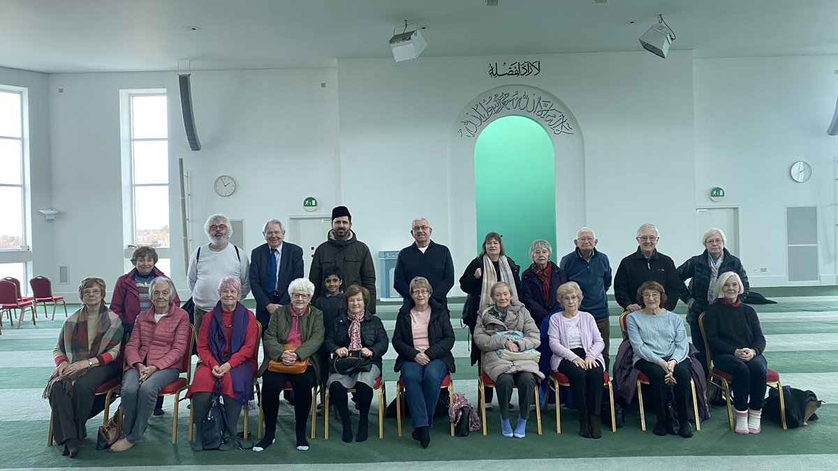 AMYAEpsom's tweet photo. The second group of 20 members of Epsom &amp; Ewell @u3a_UK visited the Baitul Futuh Mosque.
This time host @FarukhAhmed90 showed the afternoon prayers to the group. Many questions were answered and an all round good experience of what happens in a mosque. https://t.co/dgIGwOYZTX