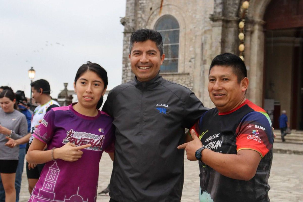 eduardorivera01's tweet photo. Con @lapariciolopez y José Armando Mora armamos los 5 km en Cuetzalan, a lado de jóvenes y adultos. ¡Gracias por acompañarnos! https://t.co/8tj8Jm6xtT