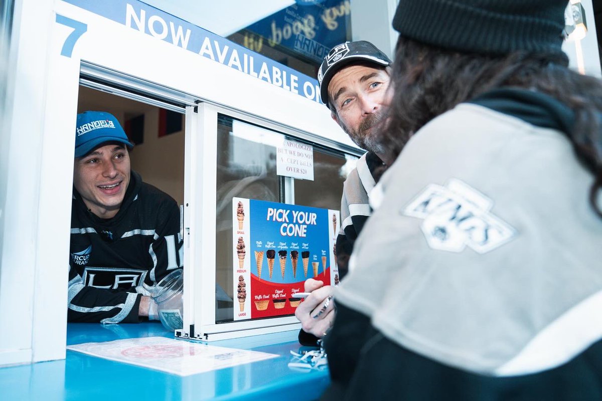 Your favs scooping your fav dessert 🍦

Phil & Phriends stopped by Handel’s in Manhattan Beach to scoop ice cream to benefit @WeAreAllKings & Little Kings! 🖤