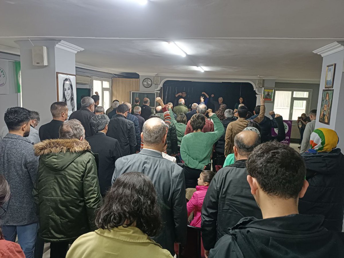PartizanMerkez1's tweet photo. 📍
İstanbul
Birleşik Mücadele Güçler (BMG) olarak "Tecride ve hapishanelerdeki hak gasplarına karşı mücadeleyi tartışıyoruz" başlıyla DEM Parti Bahçelievler'de biraraya geldik.
Tecrid, savaş, işgal, işçi sınıfı ve emekçilere yönelik yoksullaştırma saldırılarına karşı mücadeleye! https://t.co/aZORU0aZuh