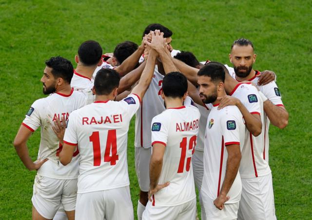 ammar_01's tweet photo. حكايتنا اليوم هي حكاية #الأردن،  يقاتل بشرف حتى النهاية وإن لم ينتصر، ويبقى أثره كأثر الطيب حتى وإن غاب، نفتخر بمنتخبنا الذي استقتل اليوم لنا جميعاً، ولنتذكر شعورنا هذا غداً، حين يعود كل منهم لفريقه، ونعود ثانية لقصص العنصرية البغيضة التي تسعى لإلهائنا عن تحقيق المستقبل الذي نريد https://t.co/QyPqY9QrqS