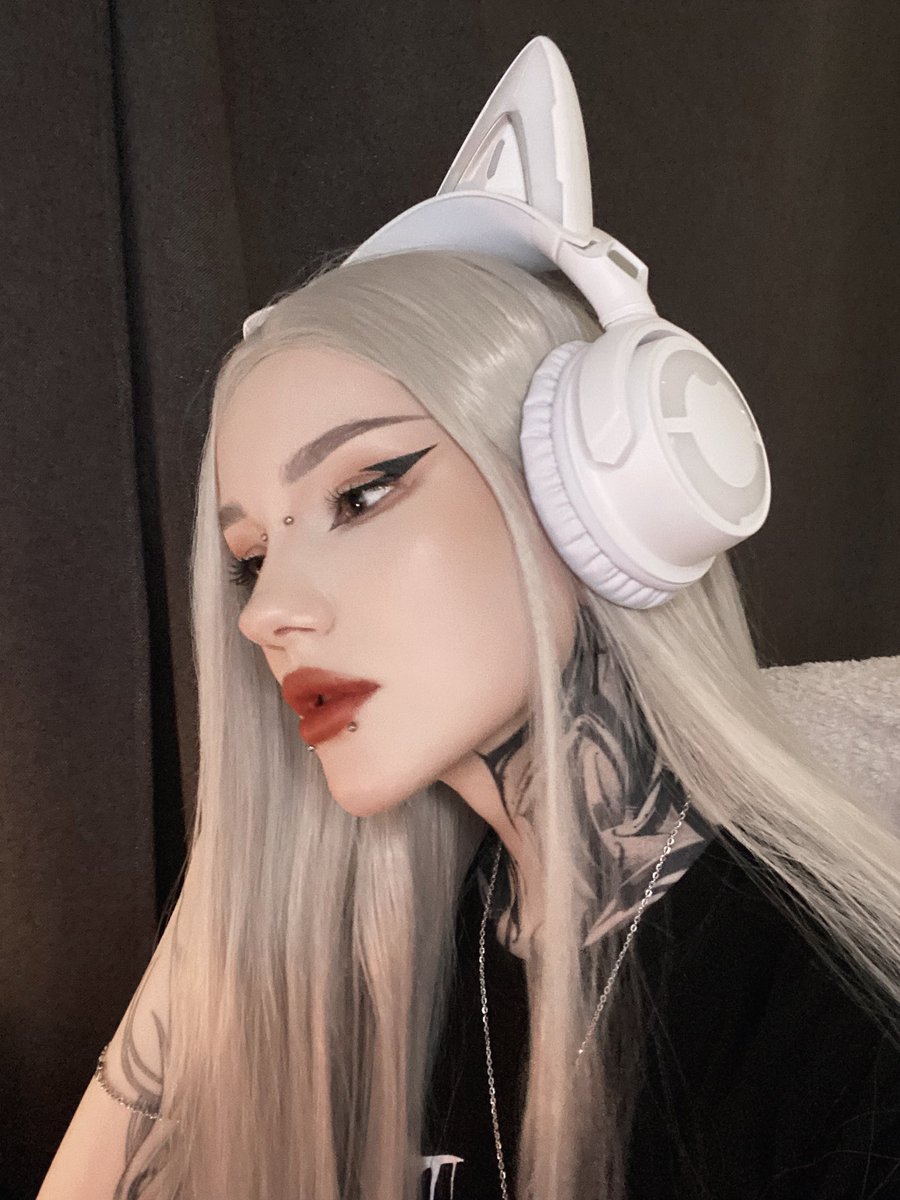 Hii 🌞 not cosplay but I really love this gray wig and these headphones lol. Basic streamer girl on twitch :D