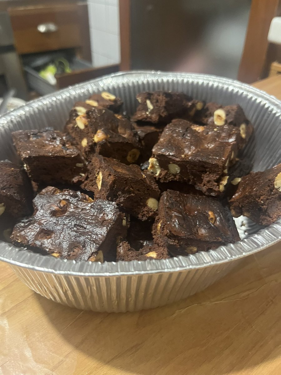 matigraz's tweet photo. Stasera per la finale di Sanremo ho deciso di avvelenare i miei amici con dei brownies troppo cotti, che non si dica che non voglio loro bene https://t.co/XGvxosf40Z