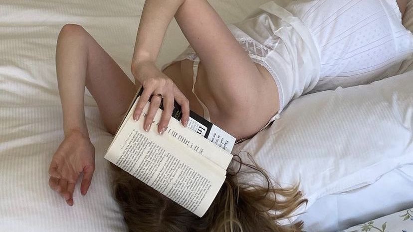 malusokay's tweet photo. weekends are for reading 💭 https://t.co/3MhGwCo3WD