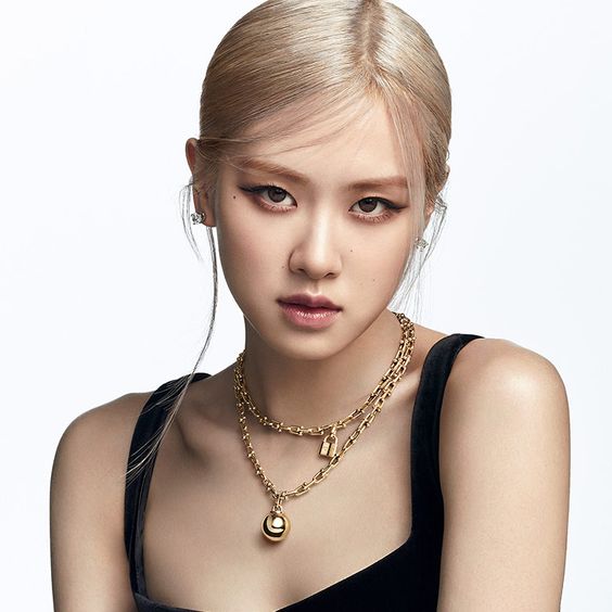 Koreaboo's tweet photo. Happy Birthday to BLACKPINK's angelic voice, Rosé! 🎂
We are so excited to celebrate this special day along side with you. You are our ray of sunshine, always making us smile. You deserve nothing but the world, and thank you for sharing your incredible talents with us 🩷
HAPPY ROSÉ DAY 
#GlobalStarROSÉDay #장미빛_로제의_생일을_축하해