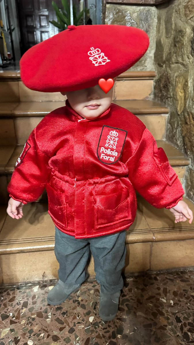 RaisaRivas10's tweet photo. Hola @policiaforal_na, qué hacemos con este señor agente? 😍 https://t.co/yDjDO4MjS9