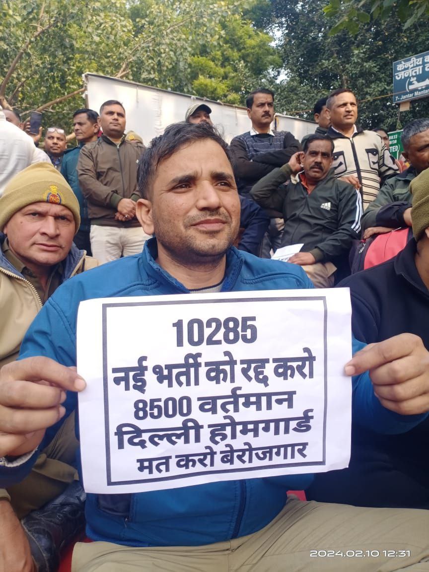 homegards2022's tweet photo. #दिल्ली-लगभग 8500अनुभवी दिल्ली होमगार्डस को विभाग से बाहर कर 10285अतिरिक्त होमगार्डस की भर्ती करने की प्रक्रिया चल रही जबकि पूर्व DHG अब कहा जाएंगे मा.उपराज्यपाल महोदय/मुख्यमंत्री जी संज्ञान मे लेकर 60वर्ष की सेवा व8500 DHGको वापस विभाग में रखा जाए।
#दिल्ली_होमगार्डस_मांगे_रोजगार https://t.co/QnClypQDBh