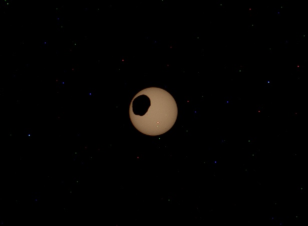 Mini-Sonnenfinsternis auf dem Mars: Da hat der Rover Perseverance offenbar vorgestern den Mond Phobos beim Vorbeiflug vor der Sonne fotografiert.