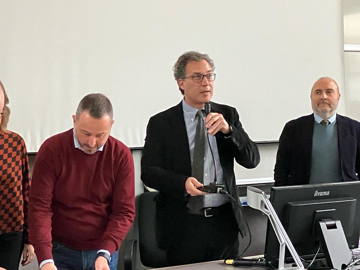 giorgiocaravale's tweet photo. Felice e onorato di essere stato eletto presidente della Società italiana per la Storia dell’età moderna #Sisem al termine di una partecipatissima assemblea tenutasi presso @LaStatale. Siamo una bella squadra, ci sarà da lavorare. @ModernaSt https://t.co/oC9L7eqvYZ