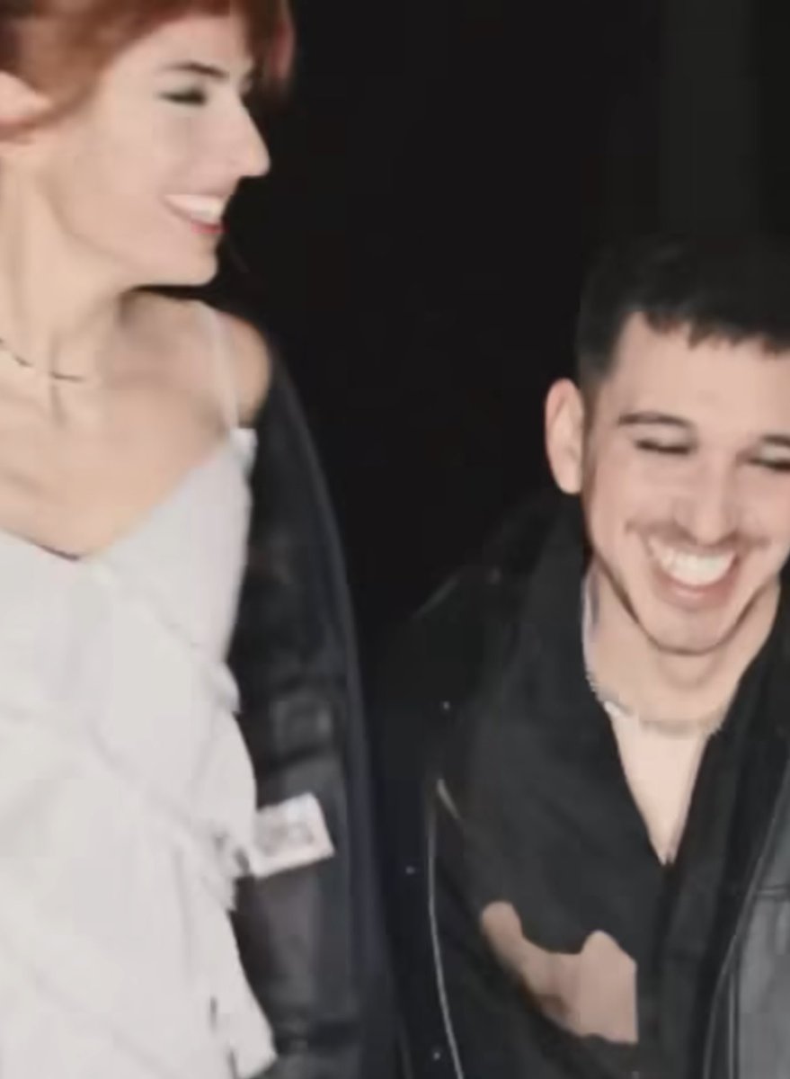 cris_f26's tweet photo. No puedo de la emoción el que @SoyBrunoAlves y @ChicaSobresalto saquen una colaboración juntos es lo mejor de mi día 😍😍  y ahora como se gestiona esto hasta el 15!! un sueño cumplido tener un tema de ellos juntos ❤️❤️ https://t.co/6GN7CrvBPv