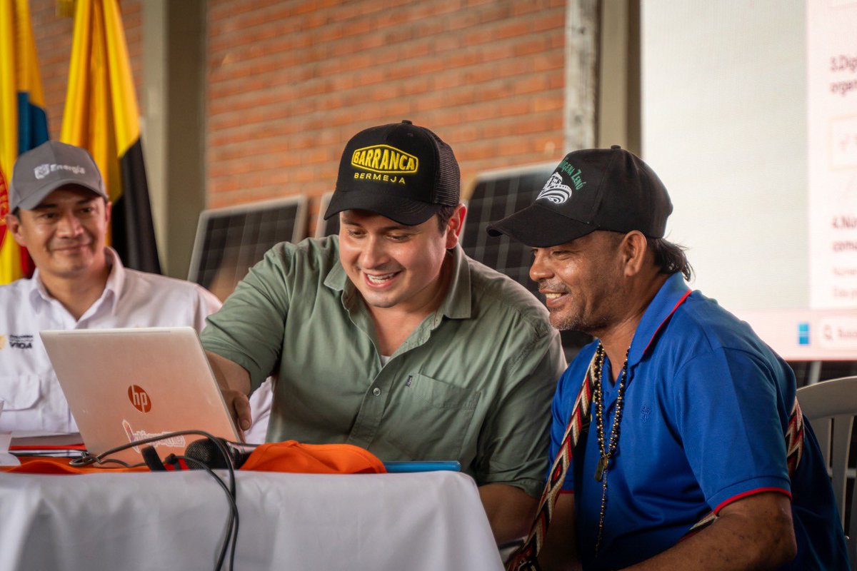 Jsvasquezg's tweet photo. ¡Increíble este momento! Junto a Güirden Velásquez, capitán menor del Cabildo Indígena Zenú en su inscripción como la primera comunidad energética! Llevaremos alivio al bolsillo de los barranqueños #ComunidadesEnergéticas https://t.co/aUPr3psAqb